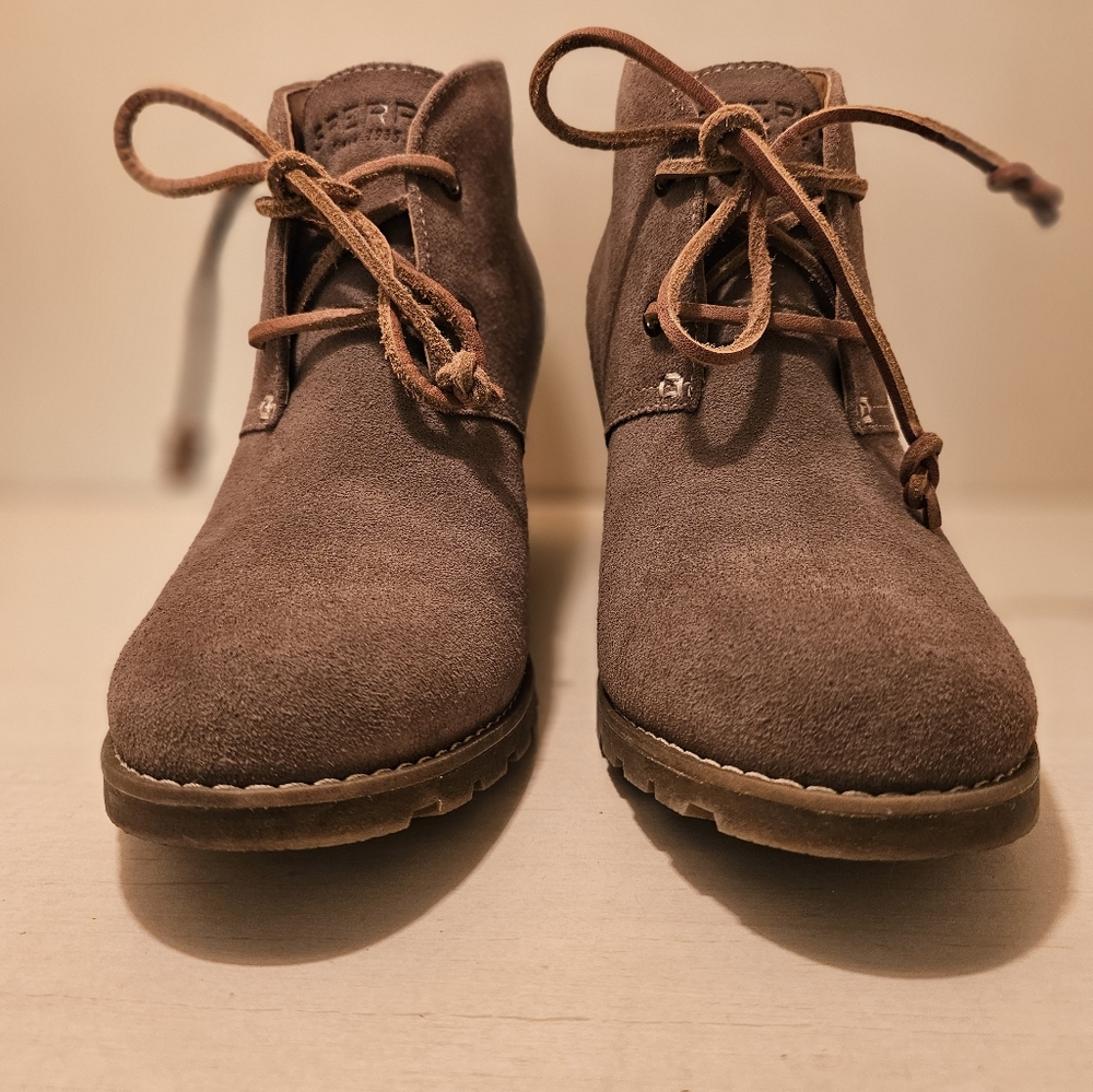 Sperry Top Sider Stella Prow Taupe Beige Leather Suede Wedge Bootie Sz 9M
